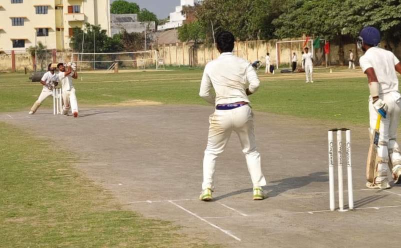 Sunil and Saurabh hit half centuries to put Azamgarh in the final