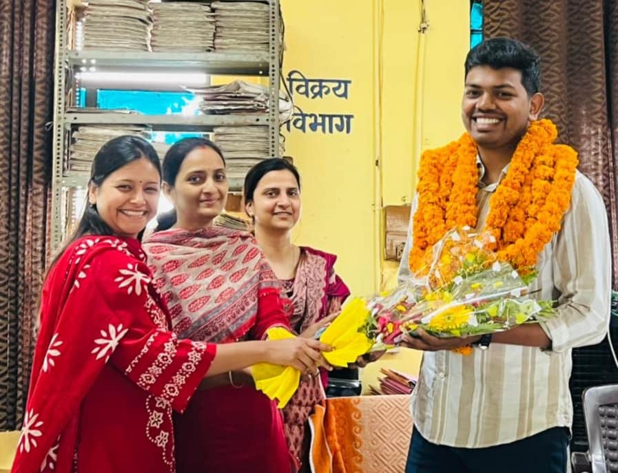 पडरौना शाखा में आयोजित सम्मान समारोह में सिविल सेवा में चयनित होने पर अश्विनी सरोज को माला पहना