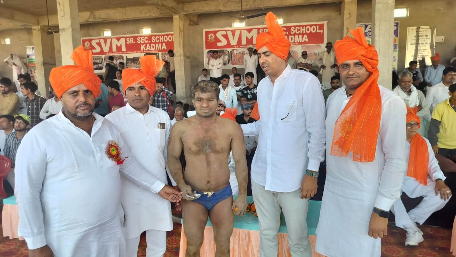 पहलवानों को सम्मानित करते हुए मुख्यातिथि महादेव बलाली।