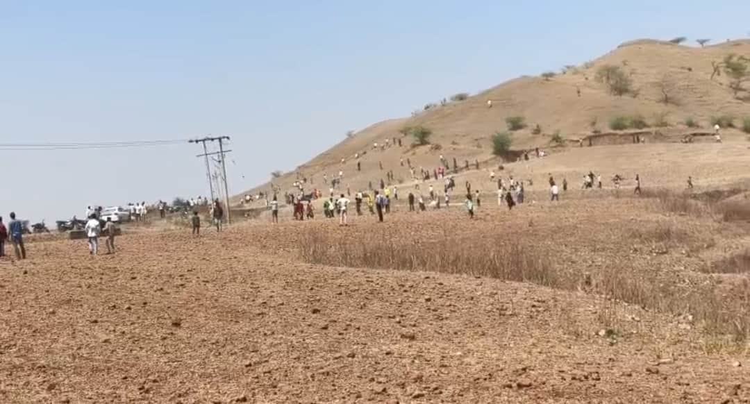 पहाड़ी पर चढ़कर पथराव करते उपद्रवी।