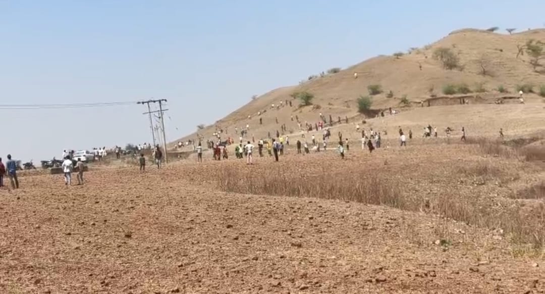 पहाड़ी पर चढ़कर पथराव करते उपद्रवी।