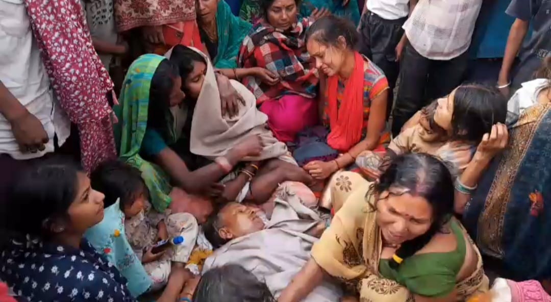 झड़प में ग्रामीण की मौत, विलाप करते हुए परिजन।