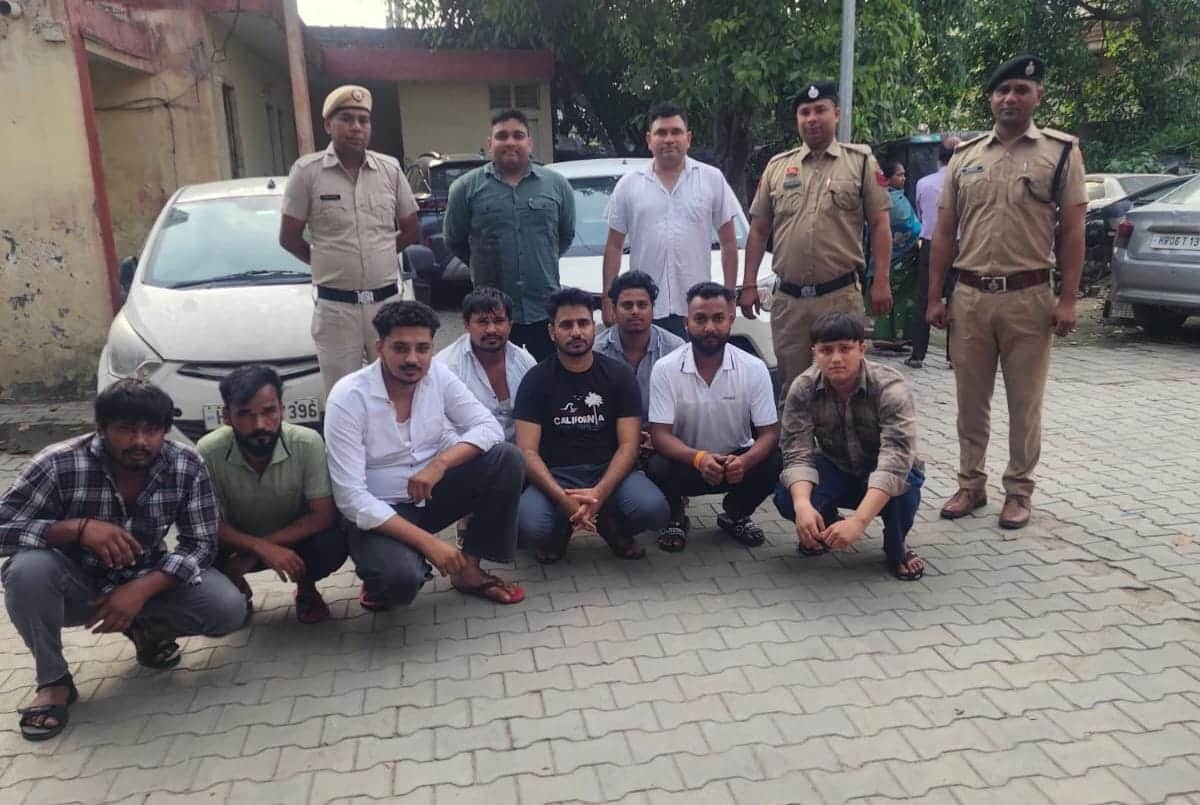 पुलिस की गिरफ्त में हमले के आरोपी। पुलिस