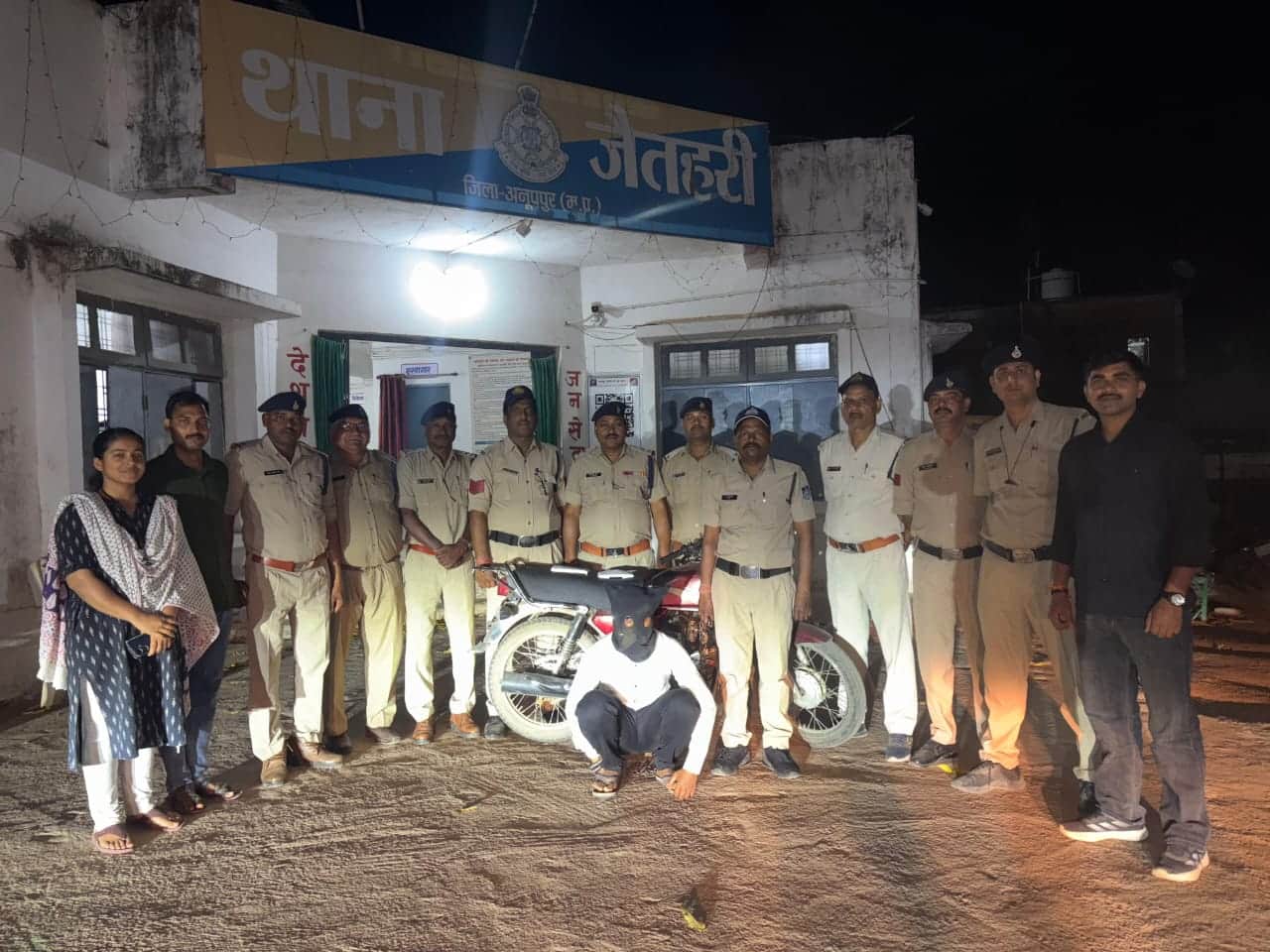 पुलिस गिरफ्त में आरोपी और घटना में प्रयुक्त मोटरसाइकिल