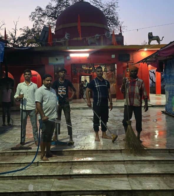 पल्टादेवी मंदिर की साफ सफ़ाई करते मंदिर पुजारी के सदस्य। स्रोत विज्ञप्ति