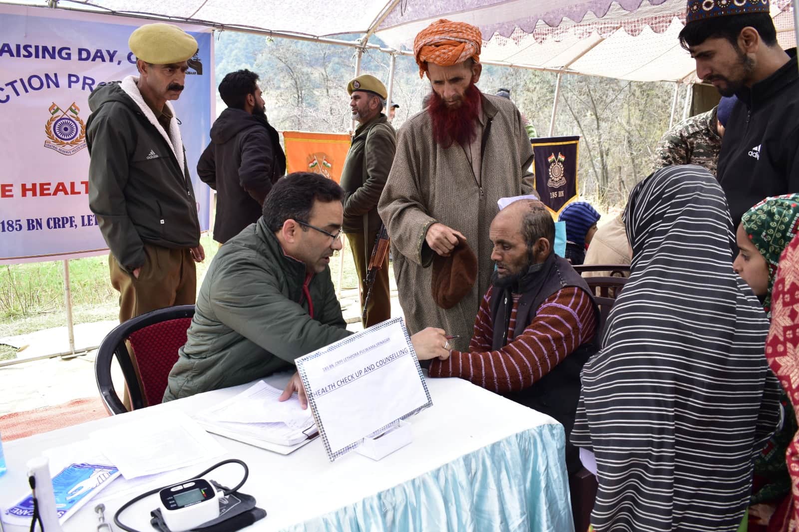 पुलवामा में सेना ने लगाया स्वास्थ्य शिविर। स्रोत सेना