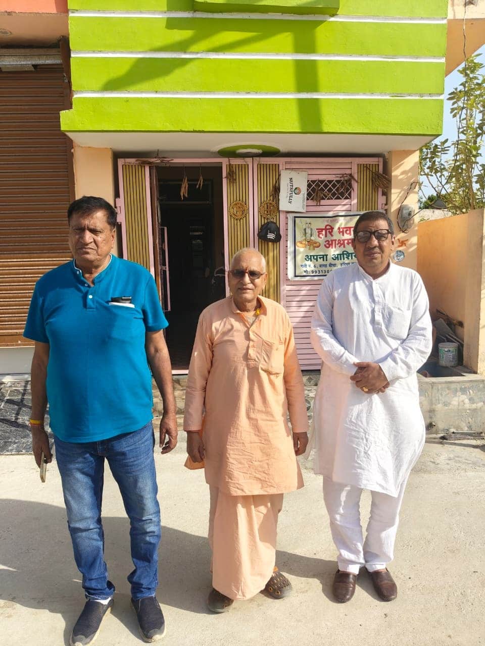 प्राचीन मां चंडके देवी मंदिर हिसार को अर्पित किए गए भवन के सामने मौजूद परिजन और समिति के सदस्य।