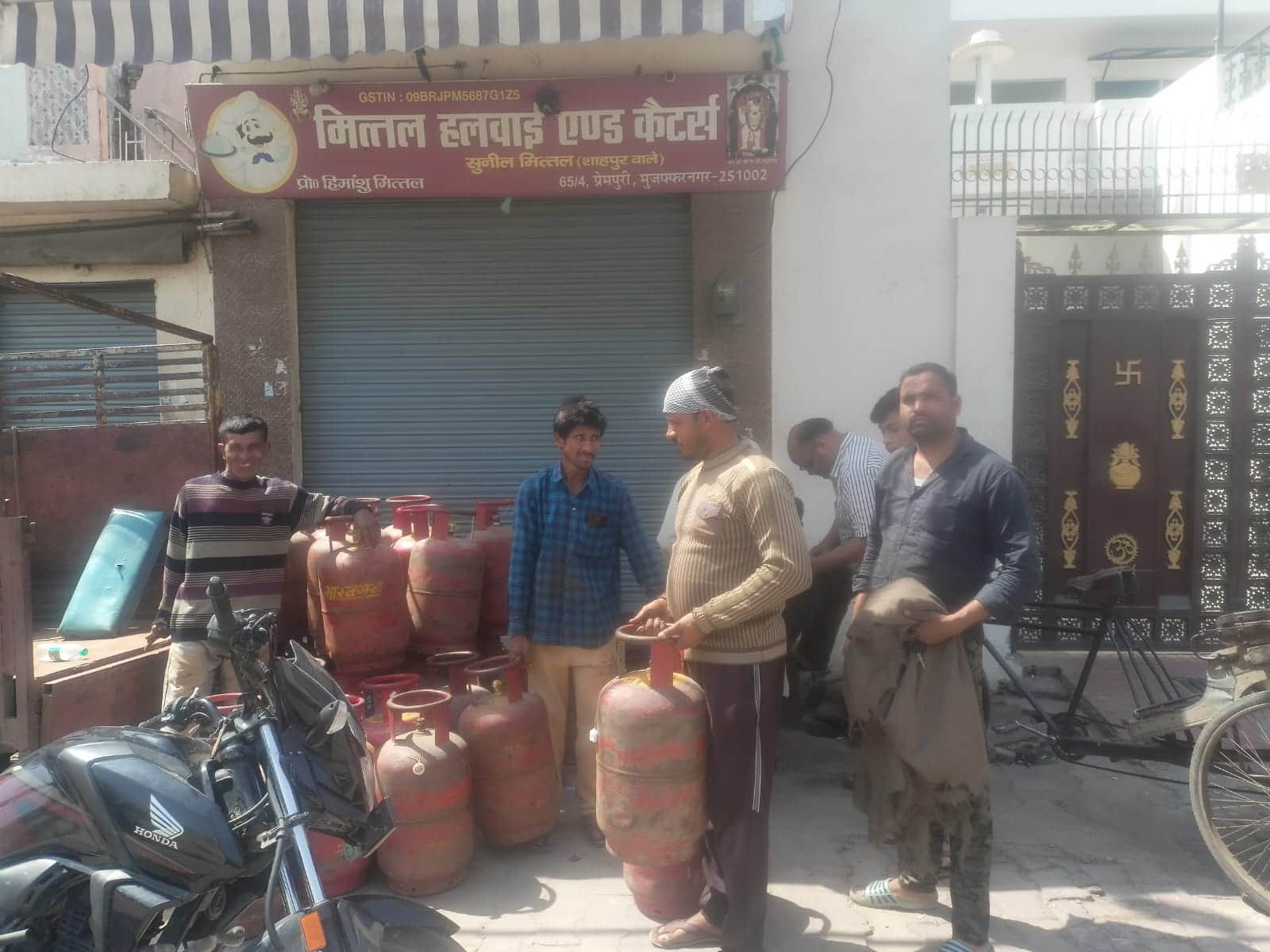 प्रेमपुरी में  गैस एजेंसी पर किया  जा रहा एलजी सिलिंडर का वितरण। संवाद