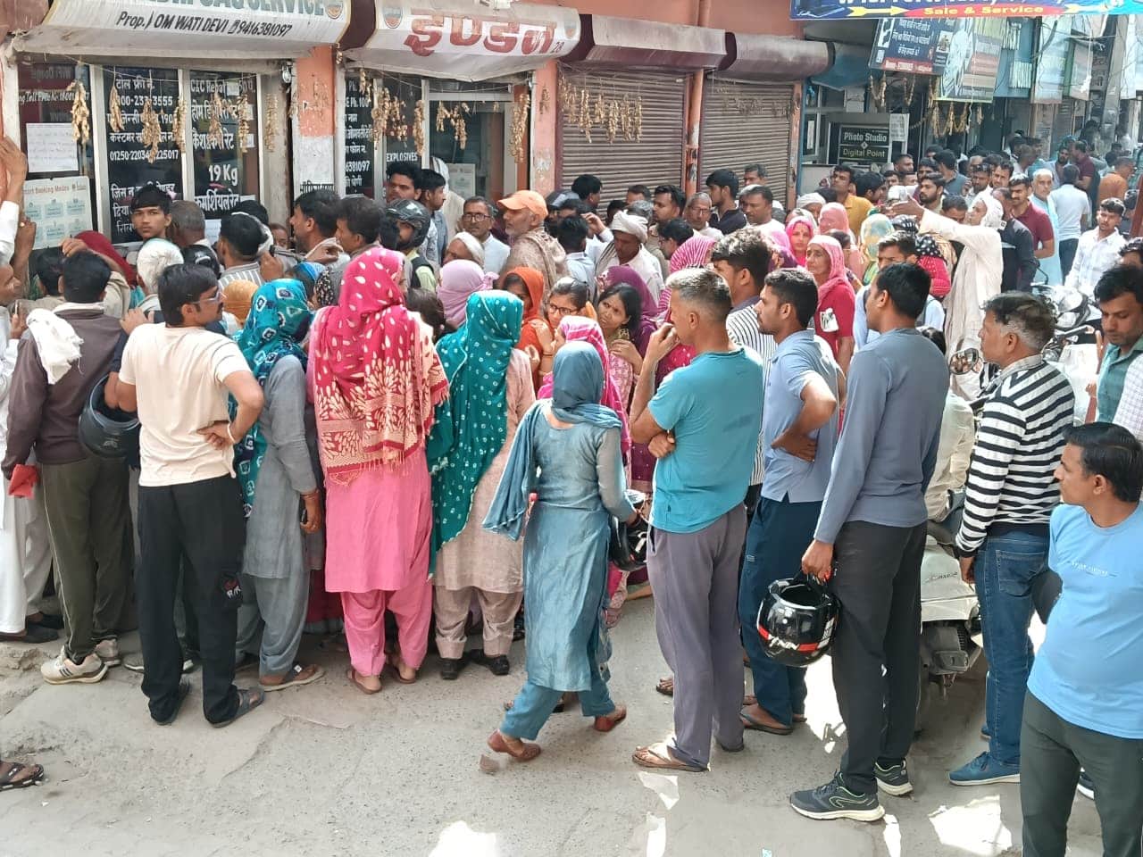 पूर्ण मार्केट स्थित दादरी गैस सर्विस के बाहर पर्ची कटवाने उपभोक्ताओं की लगी लंबी कतार।