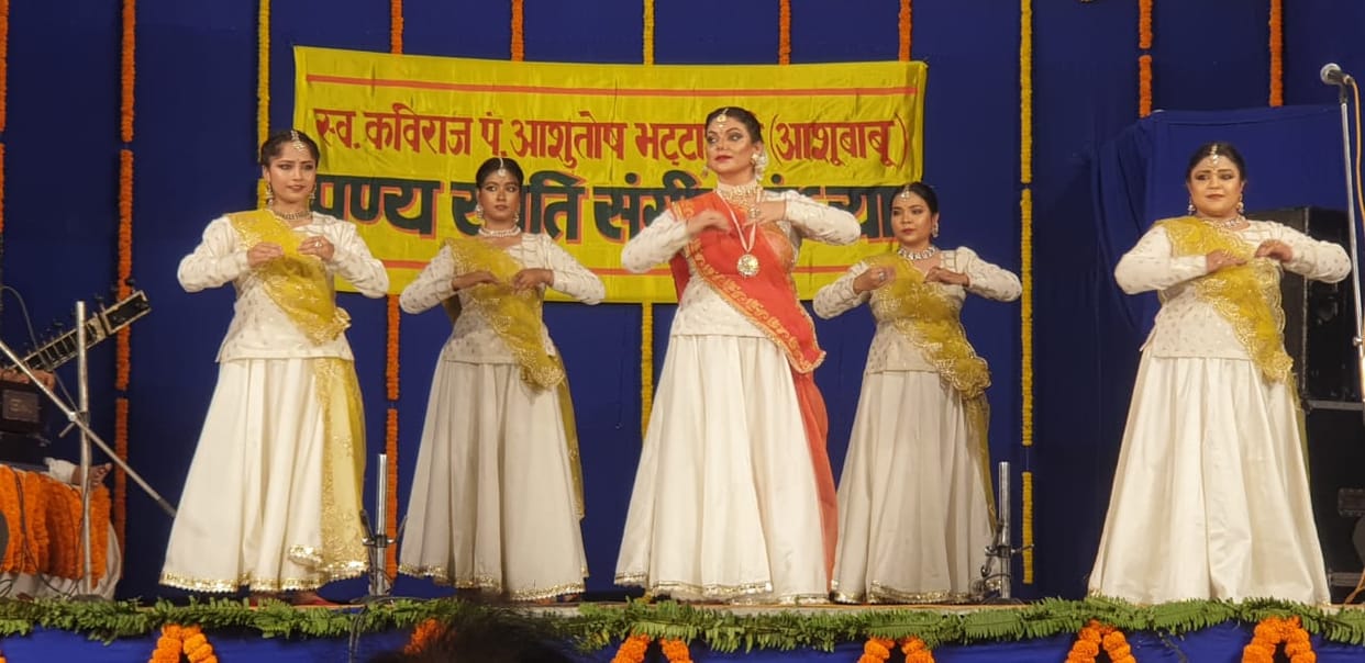 The audience was drenched in the showers of Hori, Chaiti and Dadra