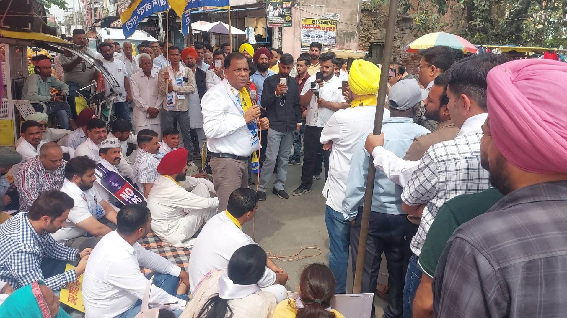  प्रदर्शन के दौरान कार्यकर्ताओं को संबोधित करते आप नेता आदर्श पाल। संवाद