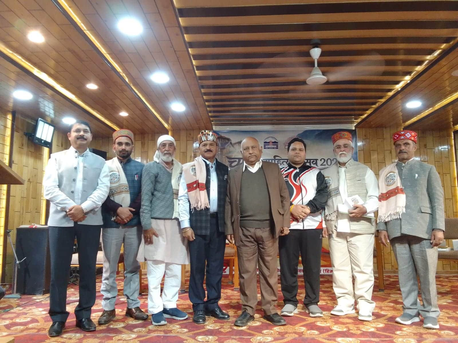 पद्म श्री विजय शर्मा ने नवाजे राष्ट्रपतिसे सम्मानित प्रकाश चंद्र भारद्वाज।