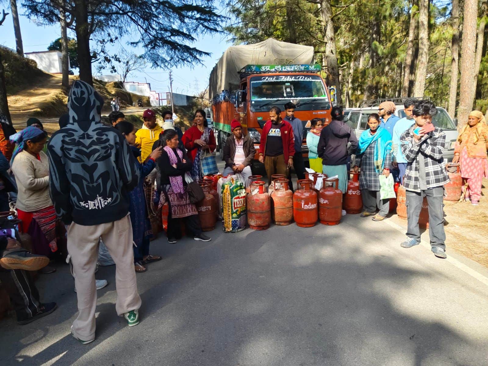 पिथौरागढ़ में गैस गोदाम के पास चंडाक रोड पर खाली सिलिंडरों के साथ मौजूद ग्रामीण क्षेत्रों के उप