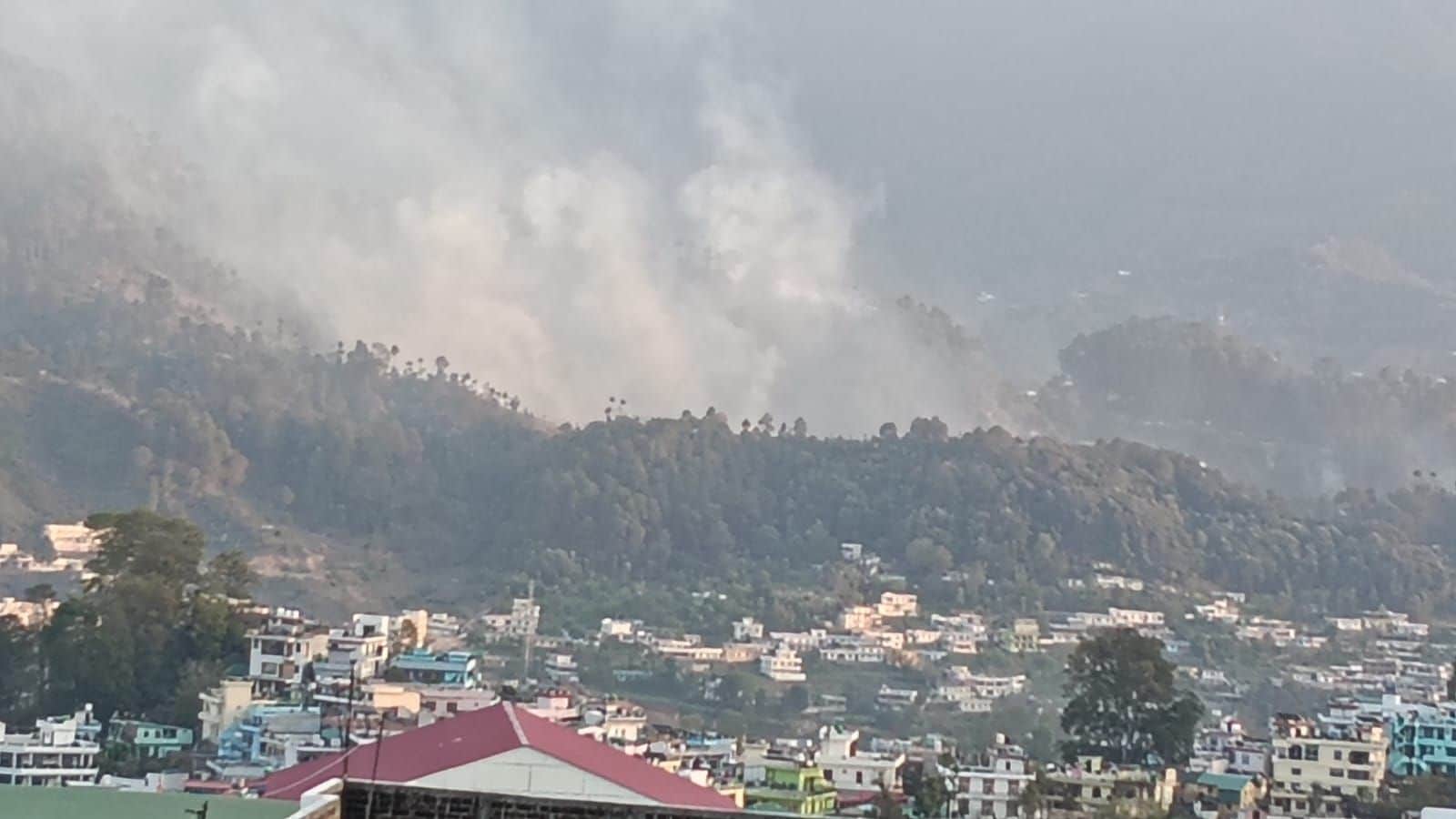  पिथौरागढ़ स्थित गैना जंगल से उठ रहा आग का धुंआ। संवाद