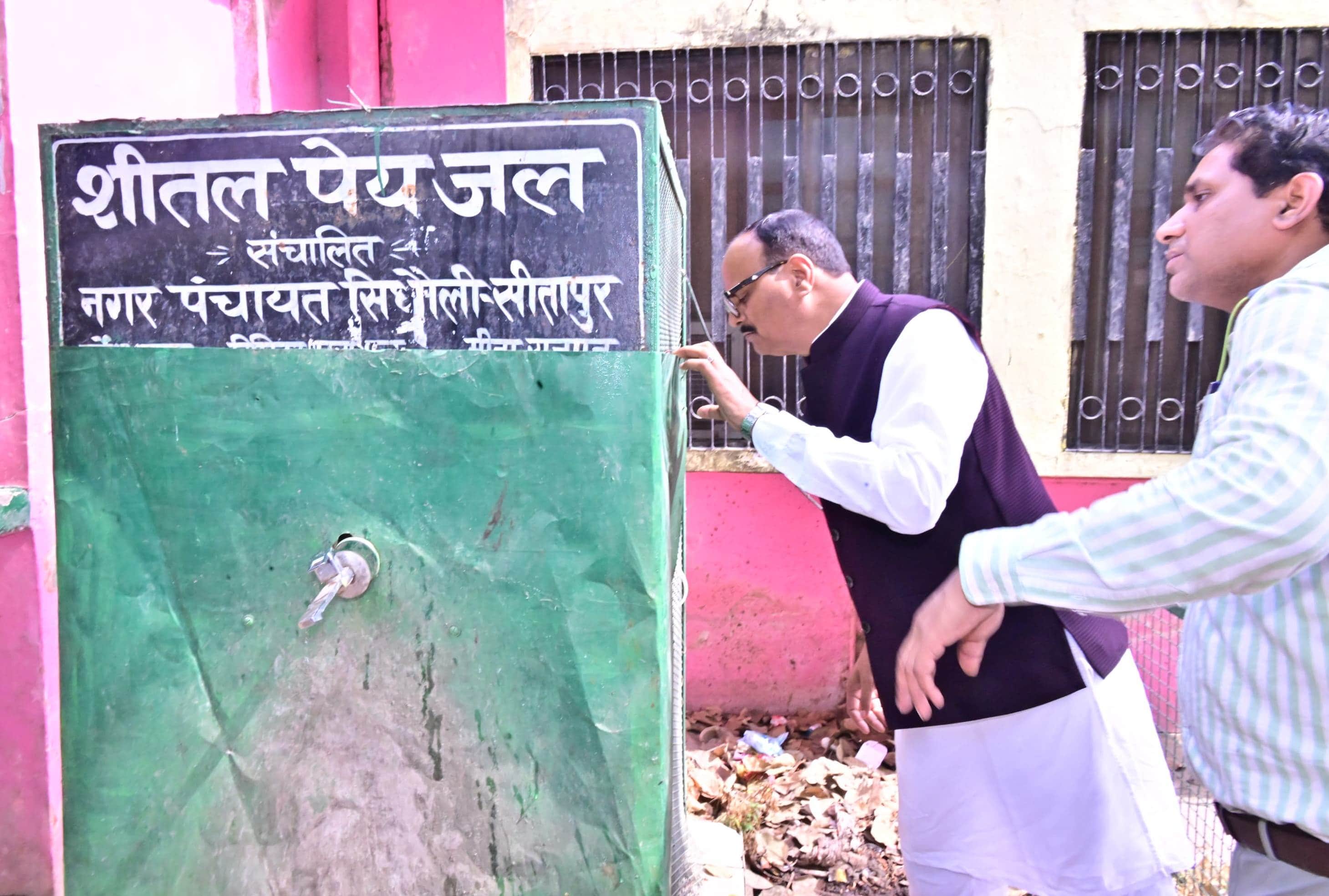 पेयजल व्यवस्था को जांचते डिप्टी सीएम।
