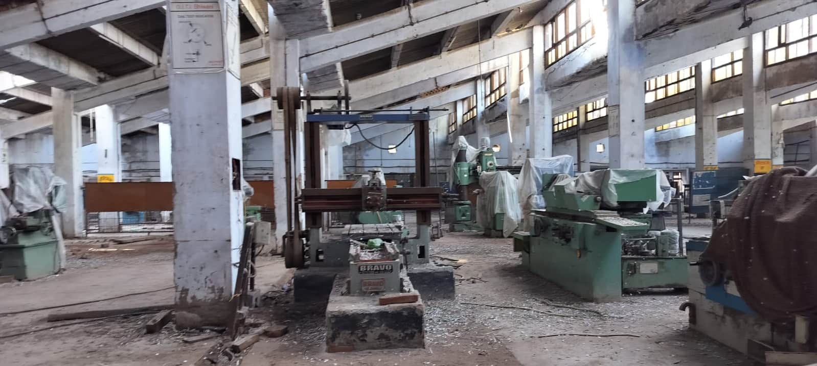 राजकीय आईटीआई की खंडहर वर्कशाप में रखी नई मशीनें। 