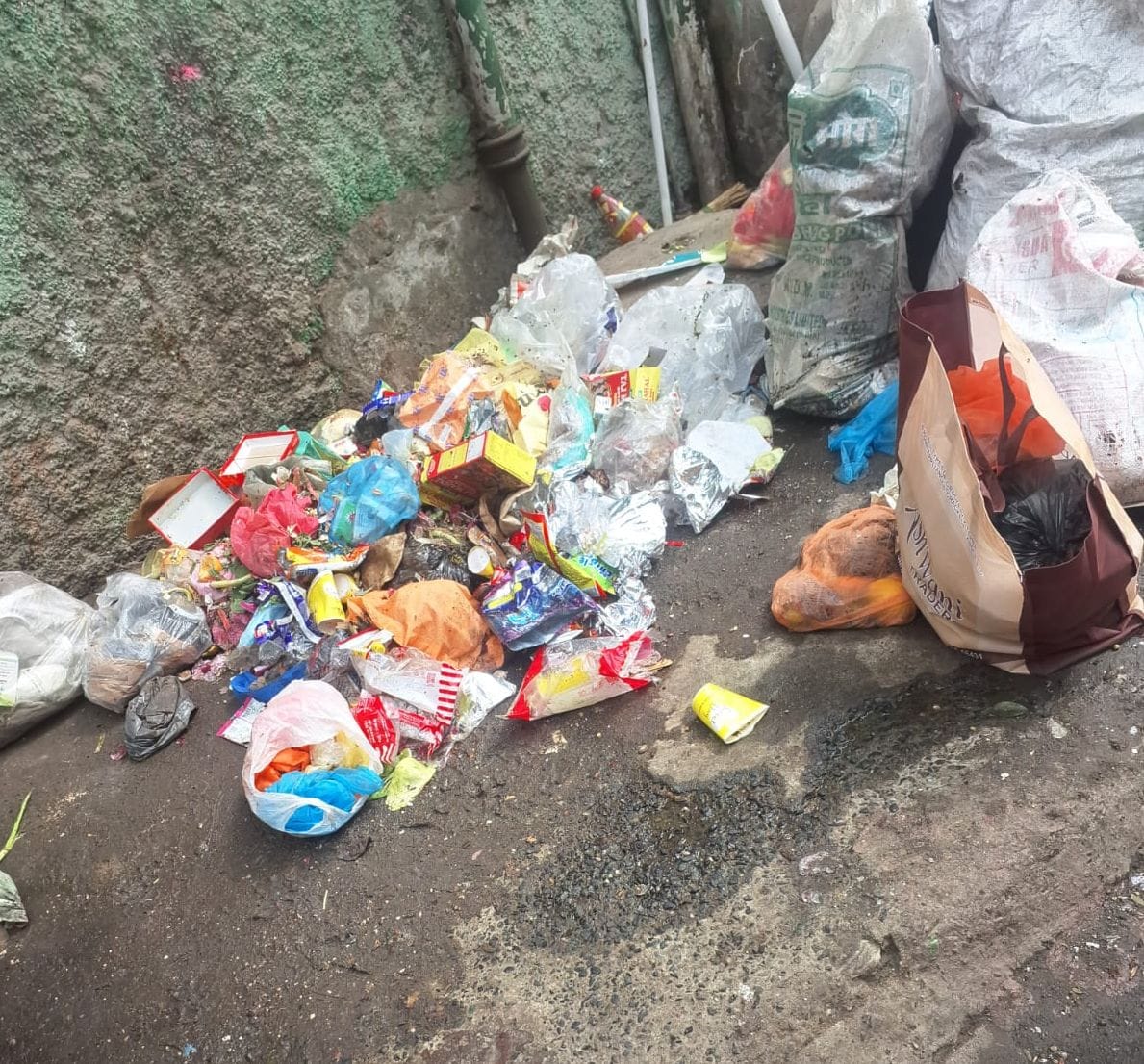 The problem is the garbage heap in front of the school gate.