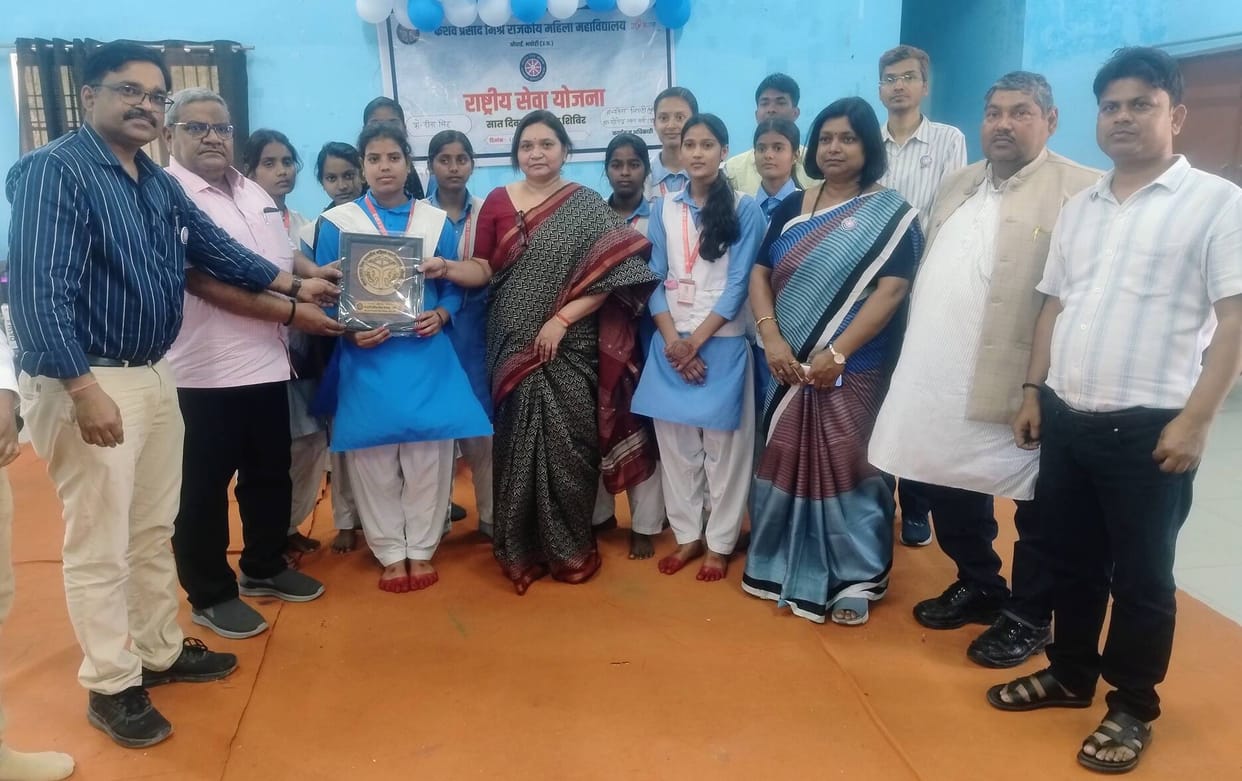 The female students presented a street play on women's power.