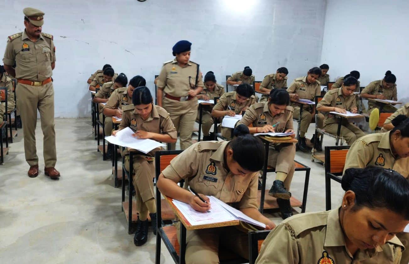 रिजर्व पुलिस लाइन में परीक्षा के दौरान निरीक्षण करतीं एसपी ग्रामीण। स्रोत: पुलिस