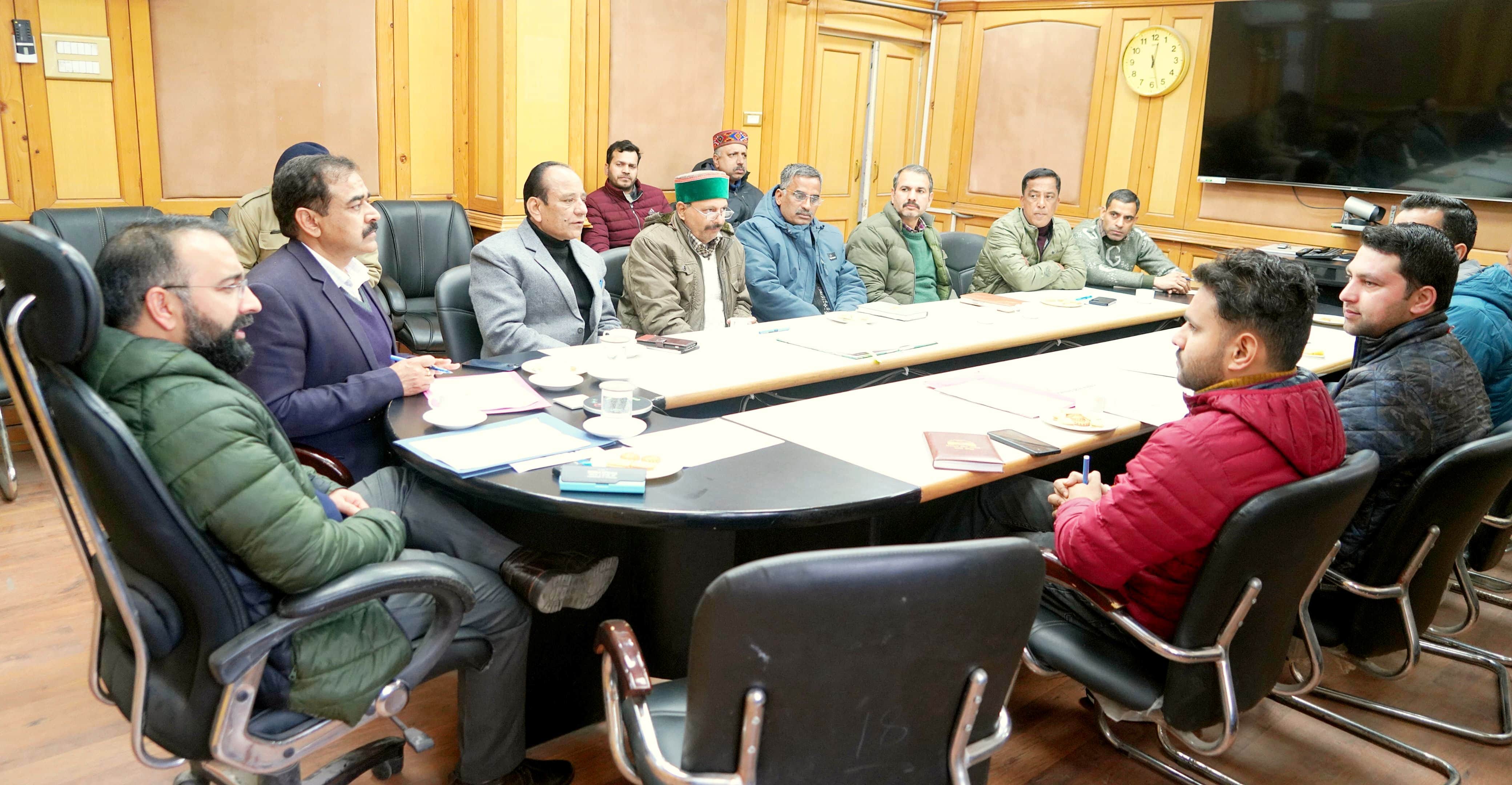 रिकांगपिओ में नशा मुक्त भारत अभियान को लेकर अधिकारियों के साथ चर्चा करते उपायुक्त किन्नौर। स्रो