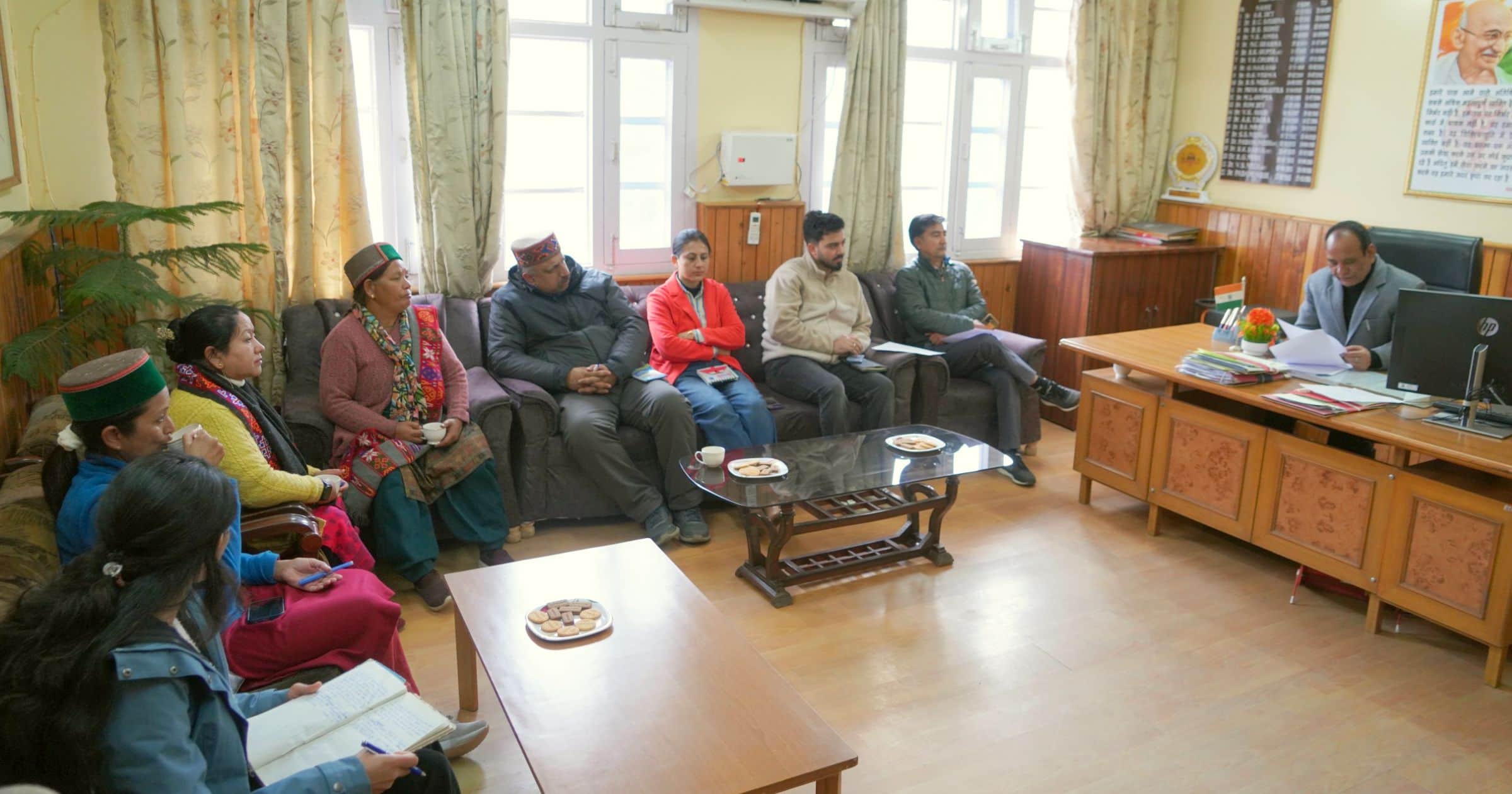 रिकांगपिओ में पीएनडीटी एक्ट को लेकर प्रतिनिधियों को जागरूक करते मुख्य चिकित्सा अधिकारी डॉ. आरके