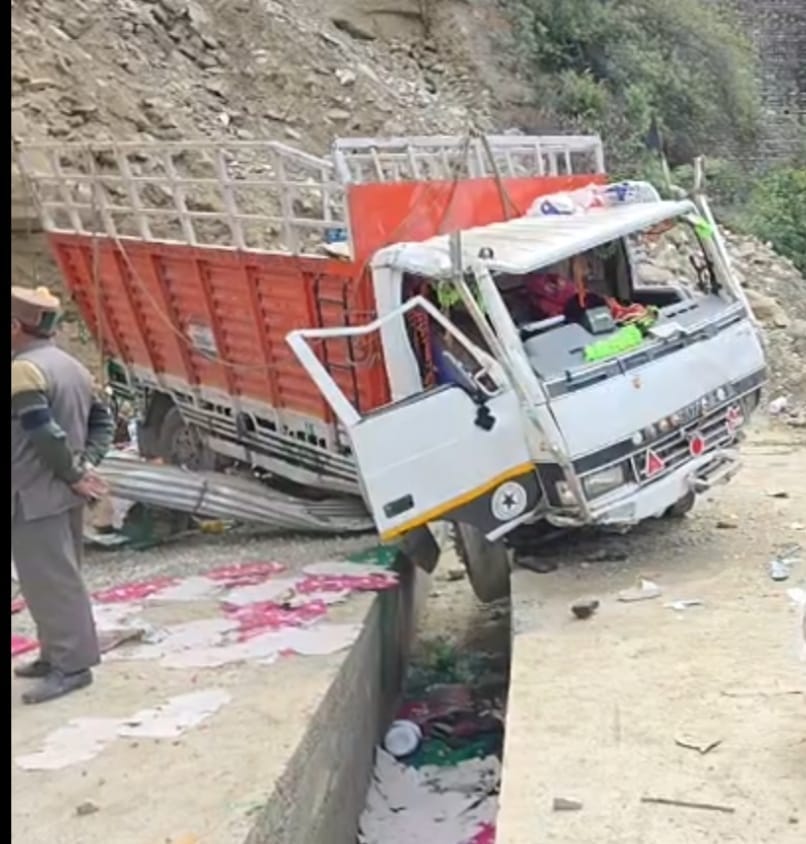 Truck falls from NH into Machhada ravine in Bhadrash, driver dies