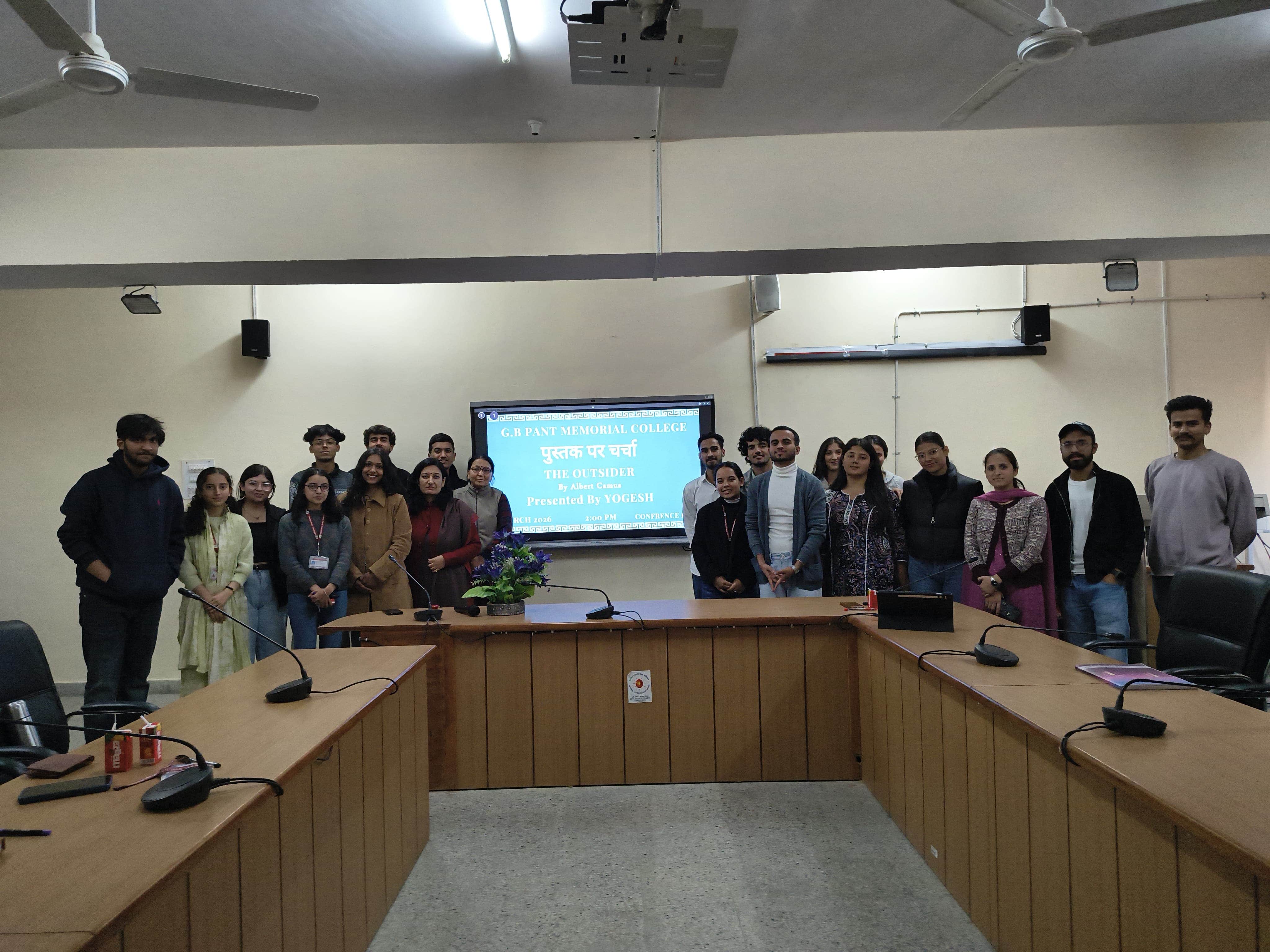 रामपुर कॉलेज में आयोजित पुस्तक पर चर्चा कार्यक्रम में मौजूद विद्यार्थी : संवाद