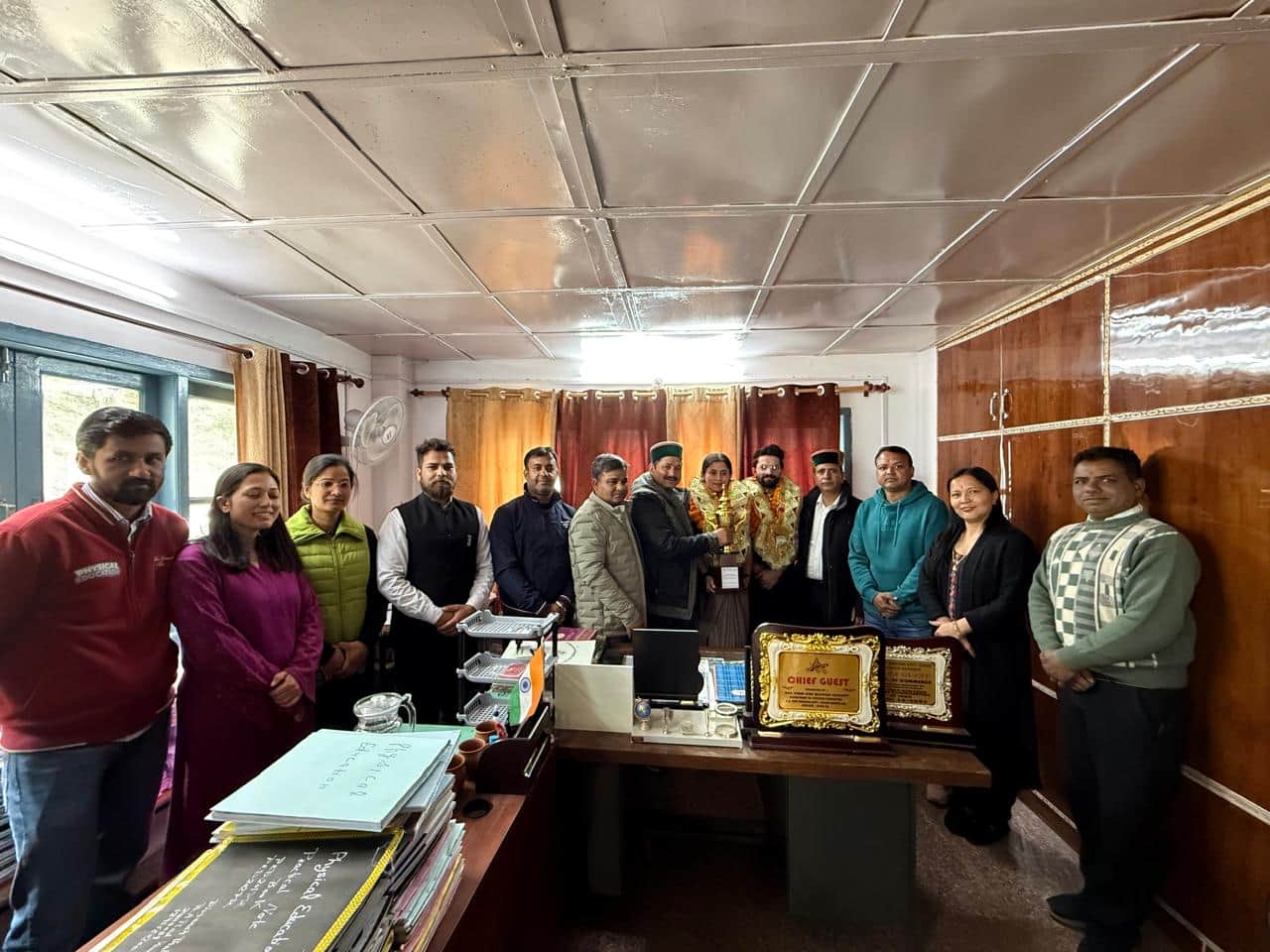 रामपुर कॉलेज में अंतर विश्वविद्यालय विजेताओं का स्वागत करते कॉलेज प्राचार्य : प्रबंधन