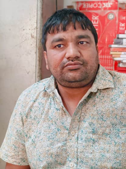 पकड़ा गया संविदा स्वास्थ्यकर्मी चंचल यादव। -