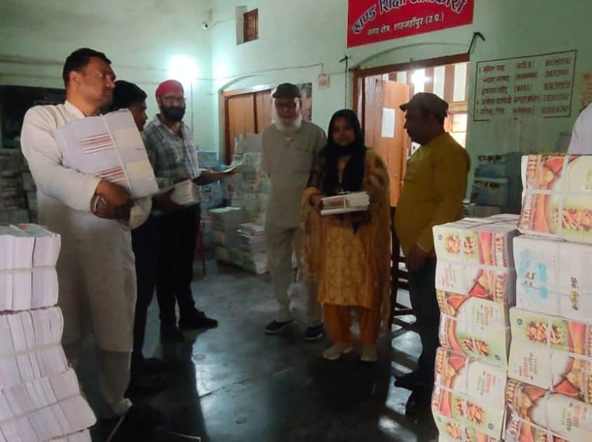 रोटी गोदाम स्थित बीआरसी से किताबें प्राप्त करते शिक्षक। स्रोत: विभाग