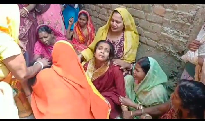 रोते-बिलखते परिजन