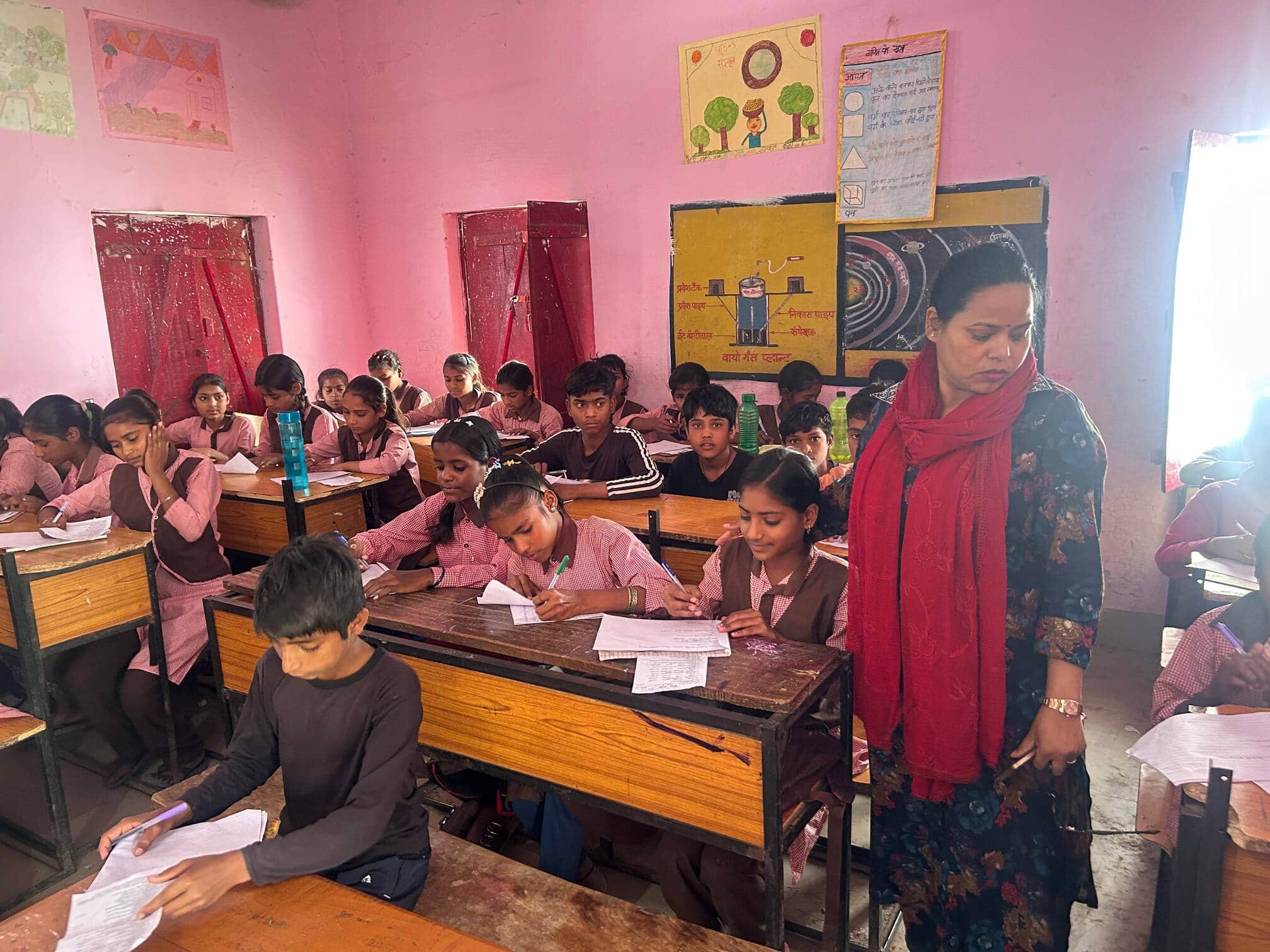 राया स्थित विद्यालय में परीक्षा के दौरान निरीक्षण करतीं बीएसए रतन कीर्ति। 