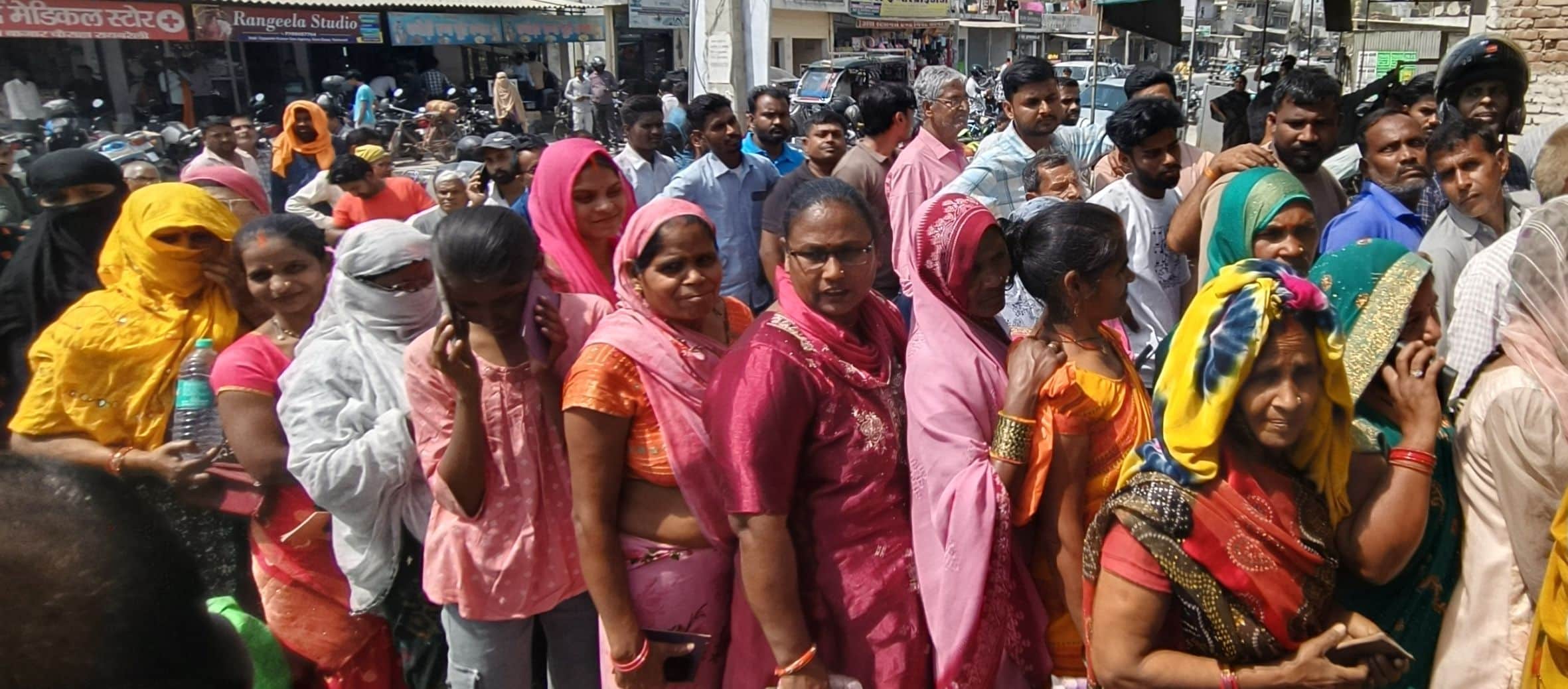 रायबरेली में शहर के गोरा बाजार स्थित कुमार गैस एजेंसी के बाहर कड़ी धूप में इस तरह लाइन में खड़