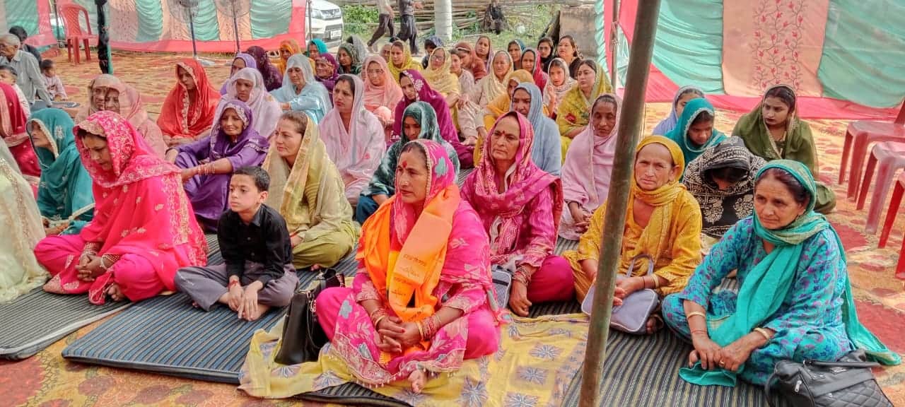 रायपुर में कथा श्रवण करते श्रद्धालु