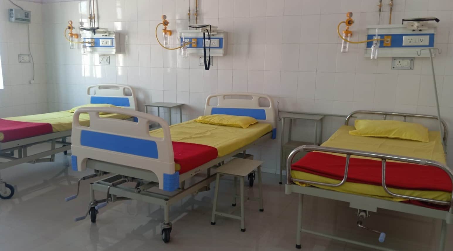 सौ शय्या अस्पताल में डे कैंसर केयर सेंटर में लगा बेड़। संवाद