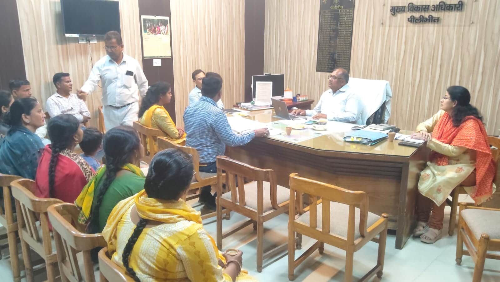 सीडीओ के कक्ष में बैठक में मौजूद लोग। स्रोत विभाग।