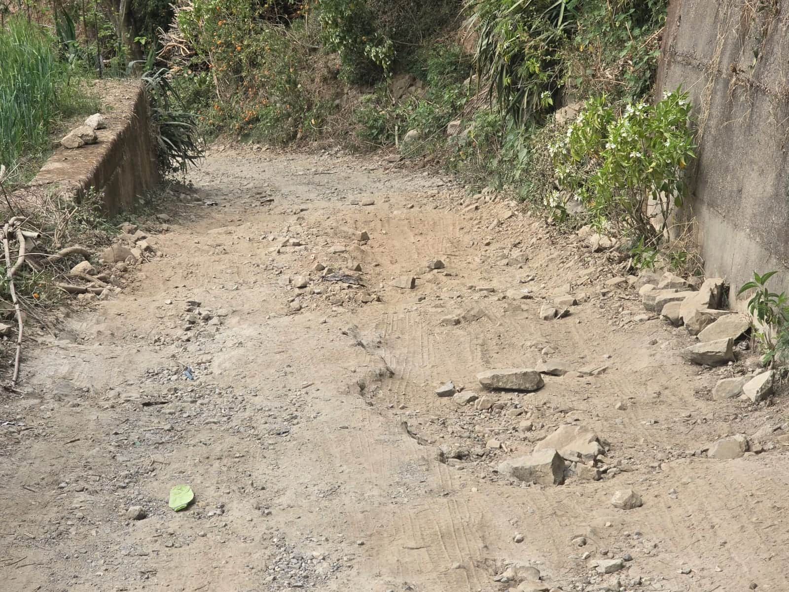 सिकरोहा-गलौड खस्ताहाल सड़क। संवाद