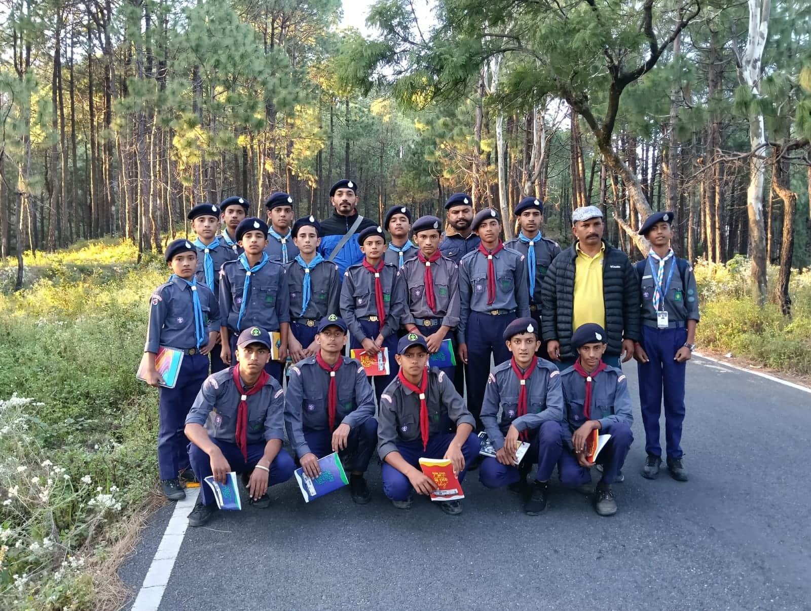 स्काउट्स एंड गाईड के राज्य स्तरीय शिविर में भाग लेने वाले कीड़ी विद्यालय के  स्काउट एंड गा