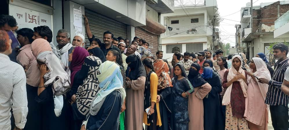 सिलिंडर के लिए लगी कतार।