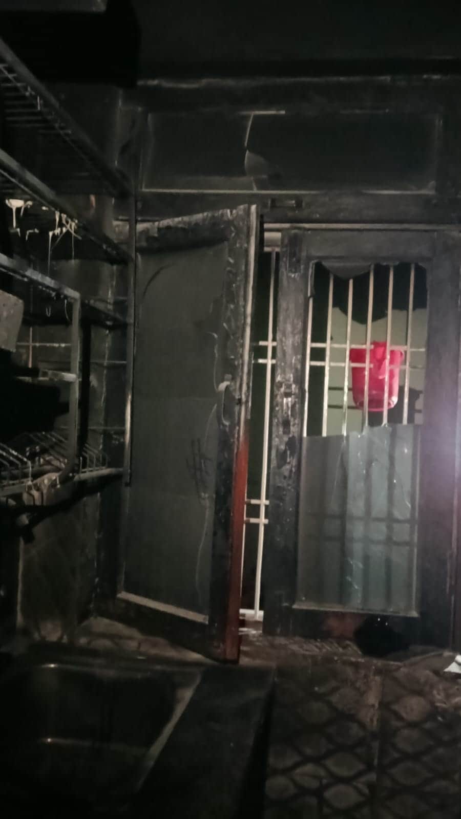 सिलिंडर में आग लगने के बाद रसोई का जला सामान व खिड़की। वीडियो ग्रैव