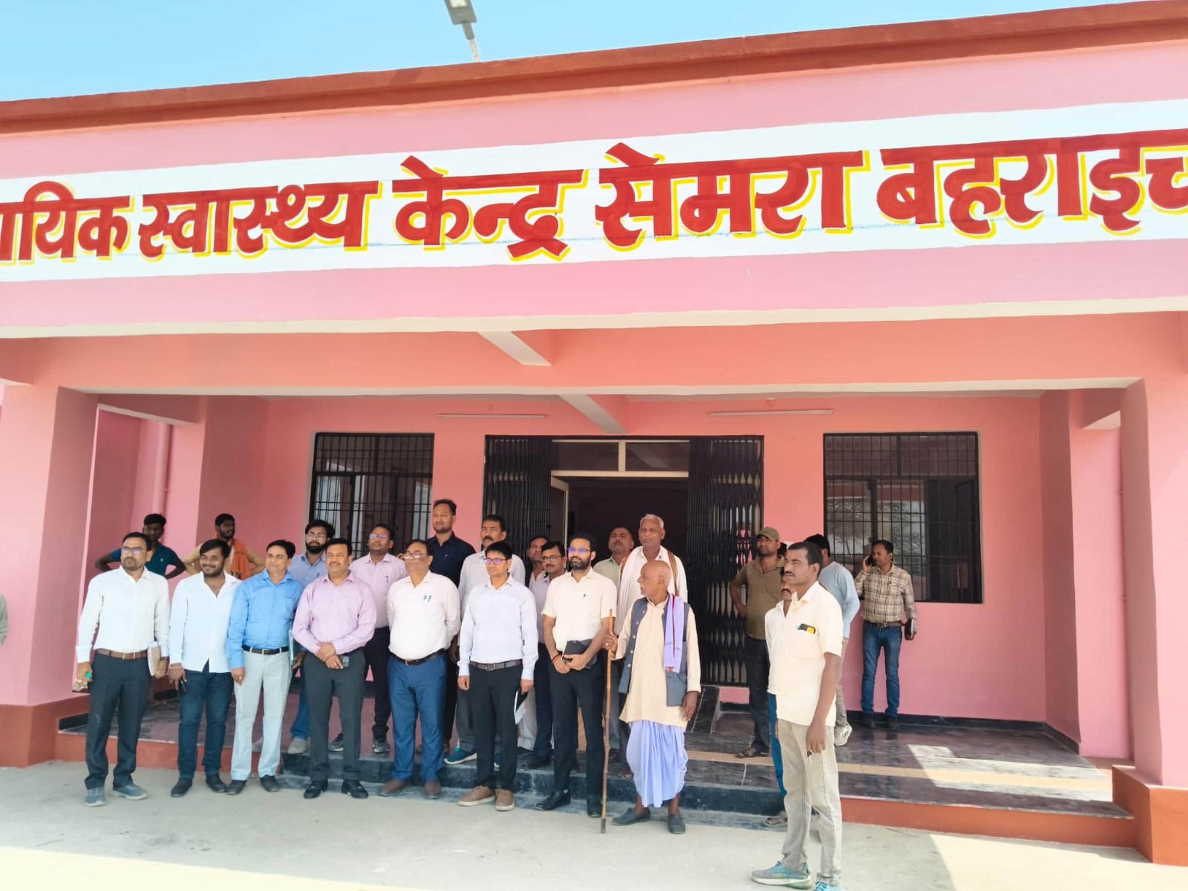 सामुदायिक स्वास्थ्य केंद्र के हस्तांतरण के दौरान मौजूद सीडीओ व अन्य।