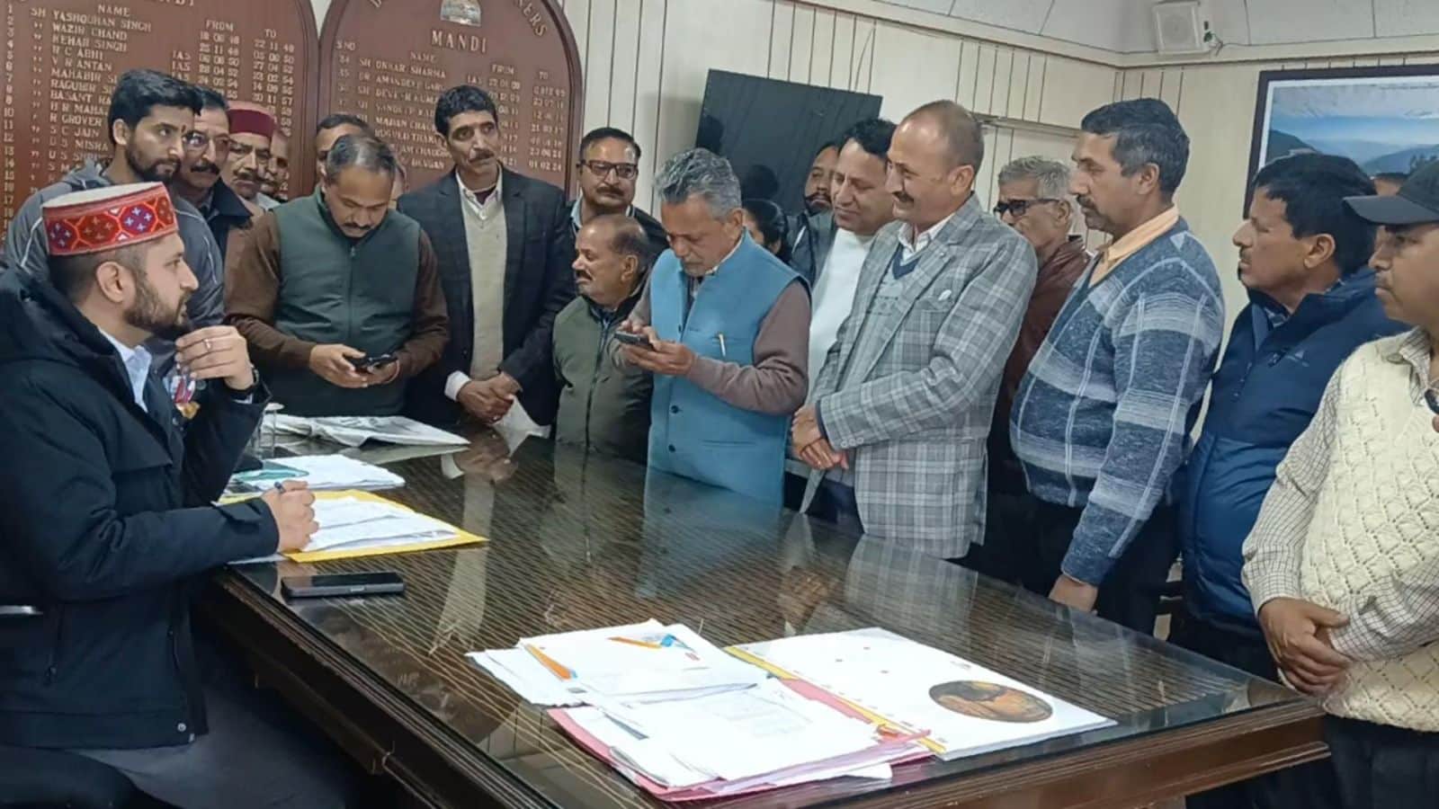 सनेहड़ पंचायत के ग्रामीण डीसी मंडी को ज्ञापन सौंपकर दोबारा पंचायत अधिसूचना जारी करने की मांग कर