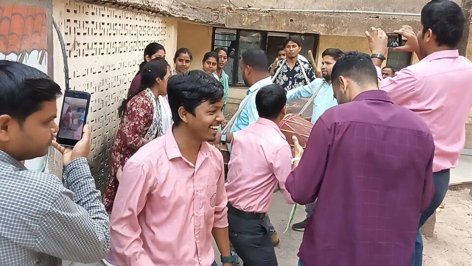 सरहुल की तैयारी में जुटे विभाग के छात्र-छात्राएं