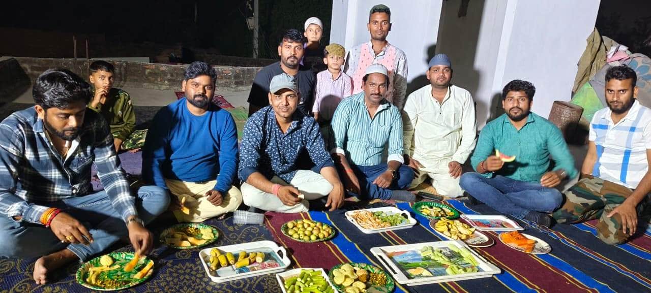 सरेसर में आयोजित रोजा इफ्तार पार्टी में शामिल लोग। स्रोत:-जागरूक पाठक