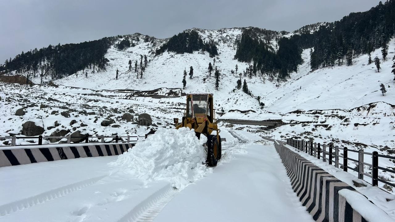 सरथल और छत्रगलां के बीच बर्फ हटाते मशीन