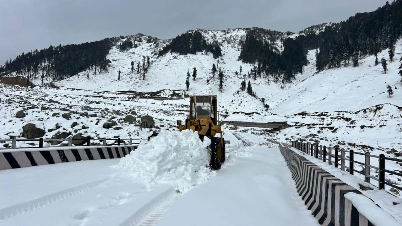 सरथल और छत्रगलां के बीच बर्फ हटाते मशीन