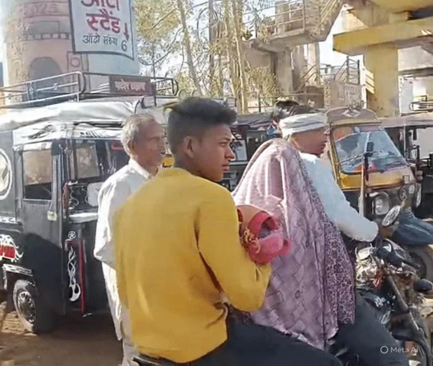 सिस्टम की लापरवाही बच्ची को बाइक से घर ले जाने मजबूर परिजन
