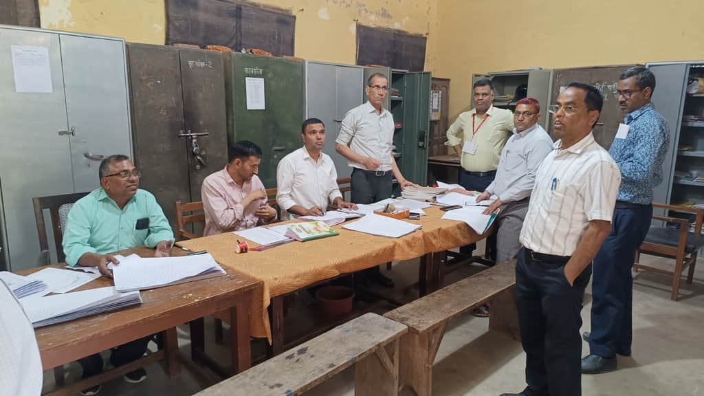 स्ट्रांग रूम में तैयारियों की जानकारी करते डीआईओएस रविंद्र कुमार सिंह। 