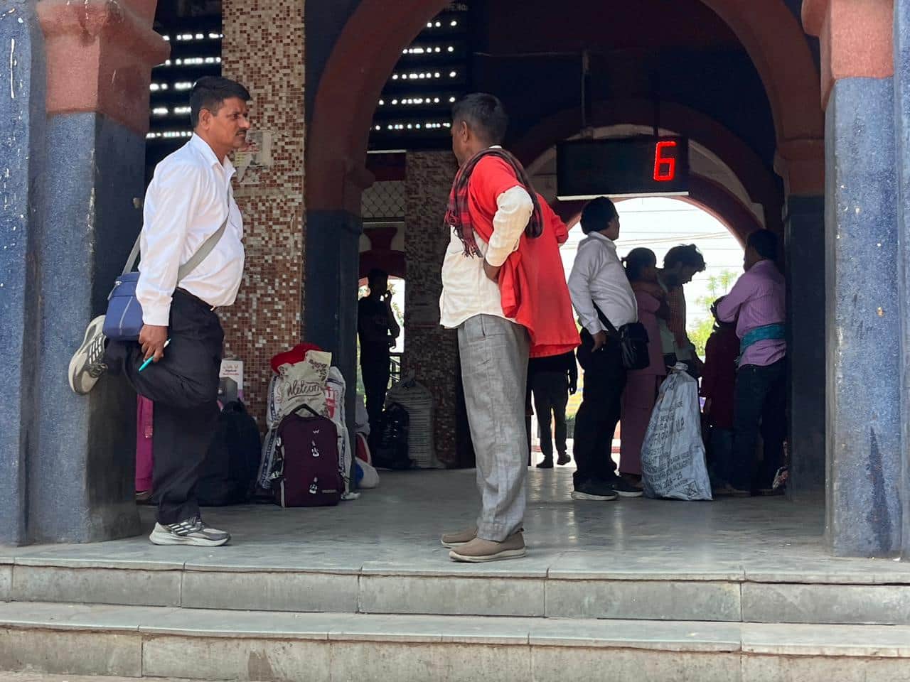  स्टेशन पर प्रवेश द्वार पर खड़े टीटी। अमर उजाला