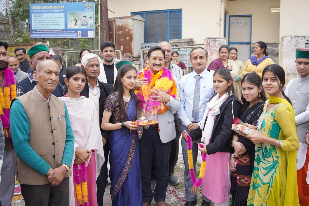 सुंदरनगर में पूर्व सीपीएस को सम्मानित करते आयोजक। स्त्रोत: कॉलेज